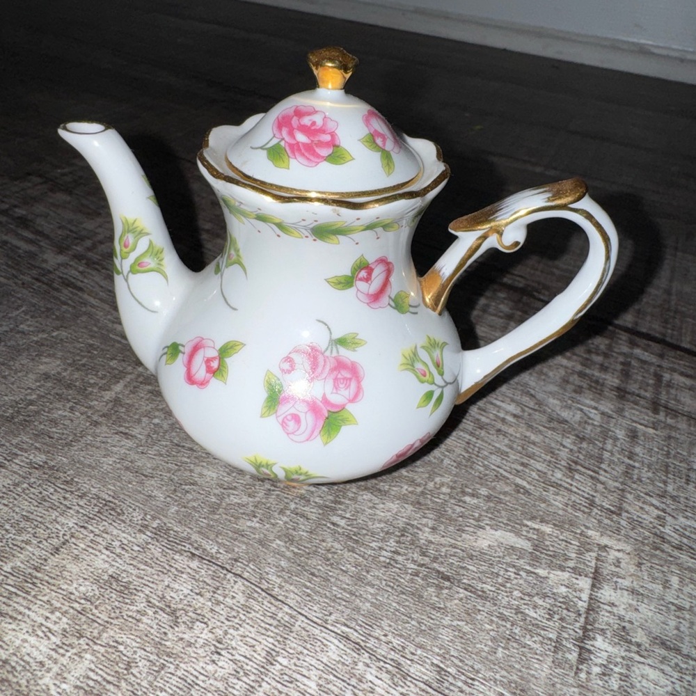 Vintage Victorias garden teapot